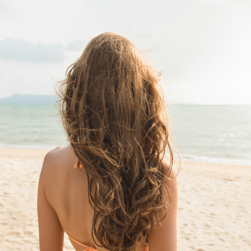 Cheveux en été : que faire après la plage ou la piscine ?