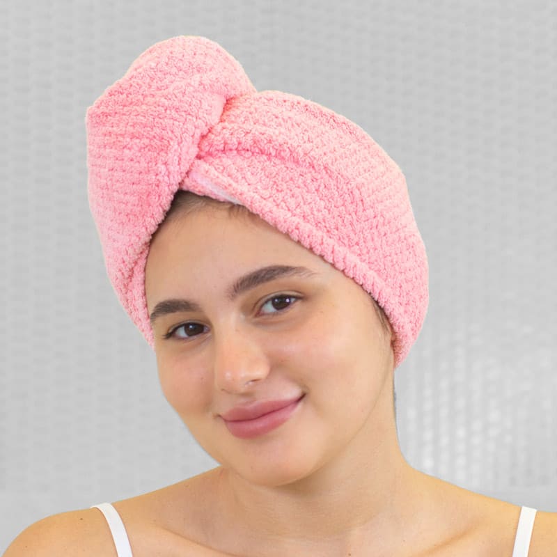 une personne qui utilise la serviette cheveux rose microfibres